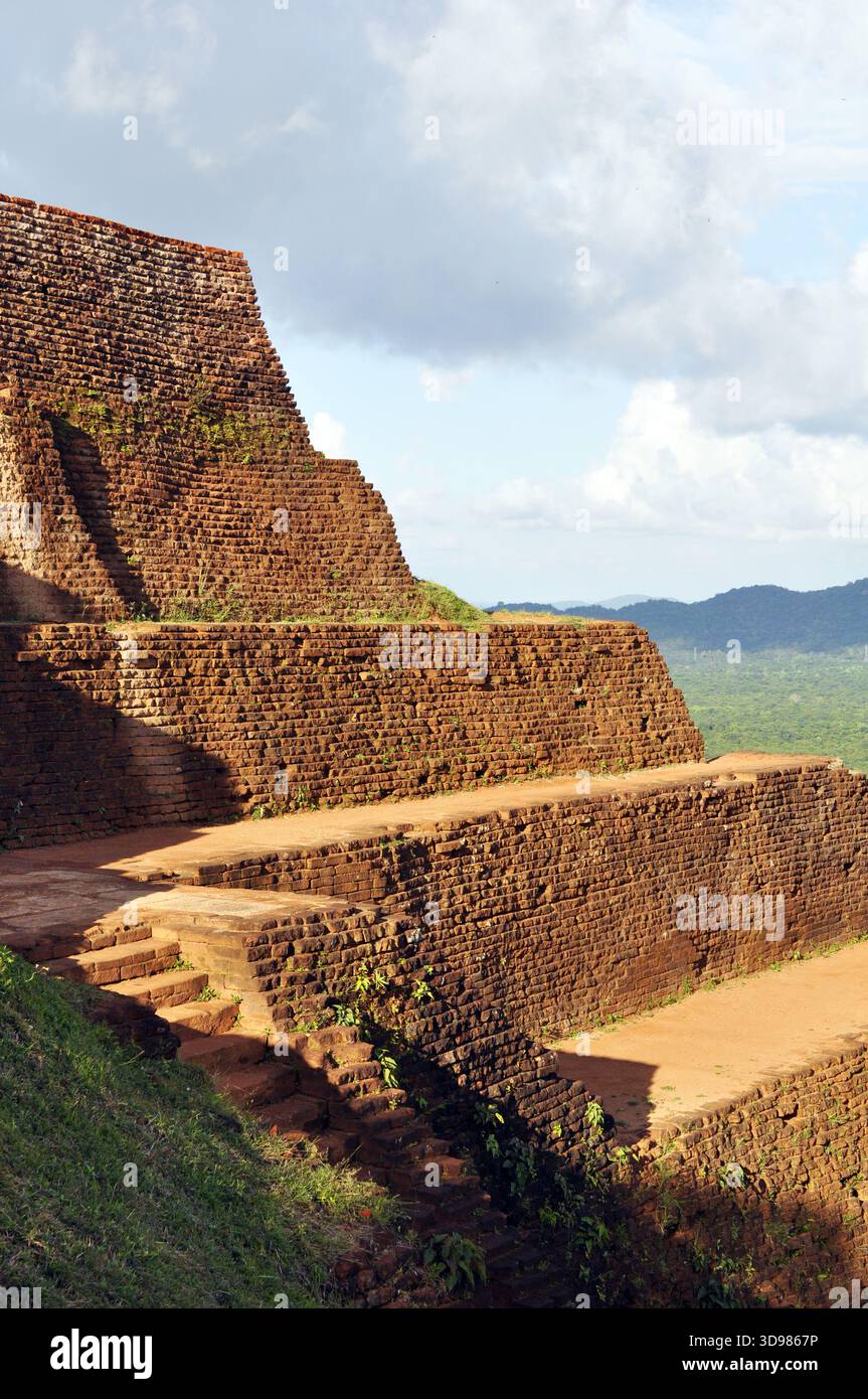 Vista dalla cima della roccia del leone di Sigiriya e dei muri di pietra, Sri Lanka Foto Stock