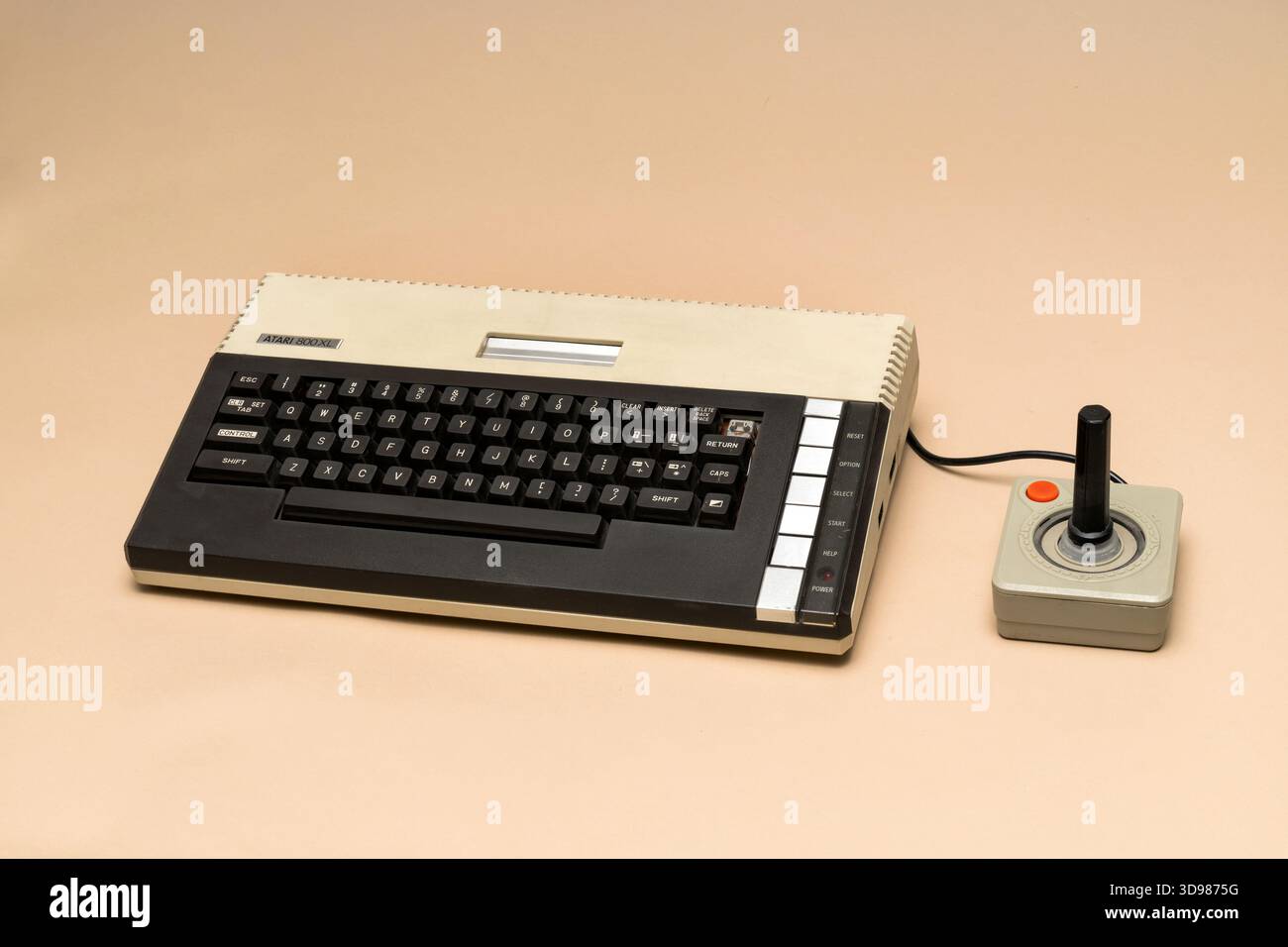 Pavia, Lombardia, Italia - 8 dicembre 2024: Home computer Atari 800XL dal 1983 al Museo Ctrl+Alt. Era un concorrente del Commodore 64, ma non ab Foto Stock