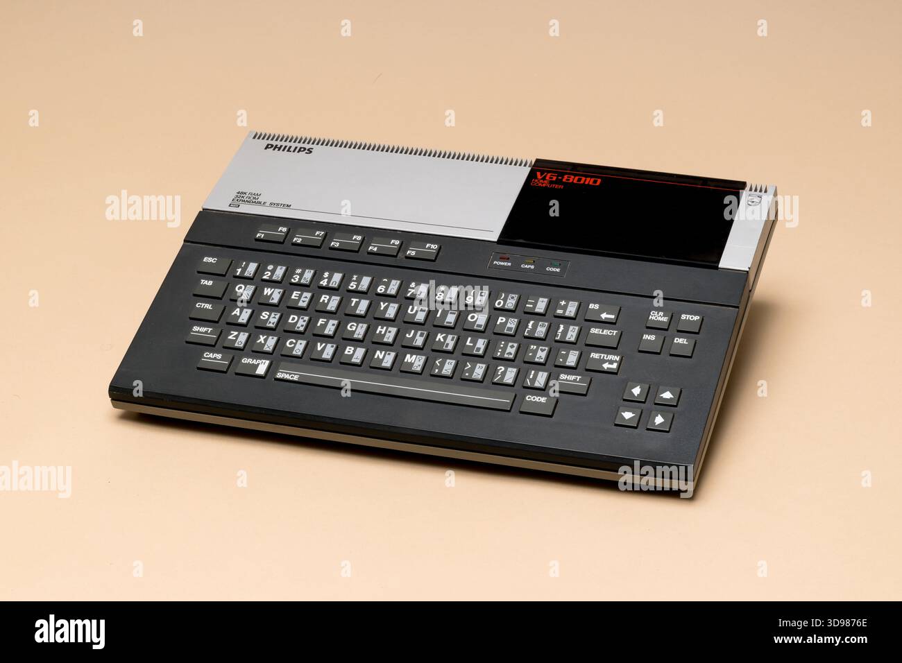 Pavia, Lombardia, Italia - 8 dicembre 2024: Philips VG 8010 MSX dal 1984, al Museo Ctrl+Alt. MSX era uno standard giapponese per home computer dal 1983. Foto Stock