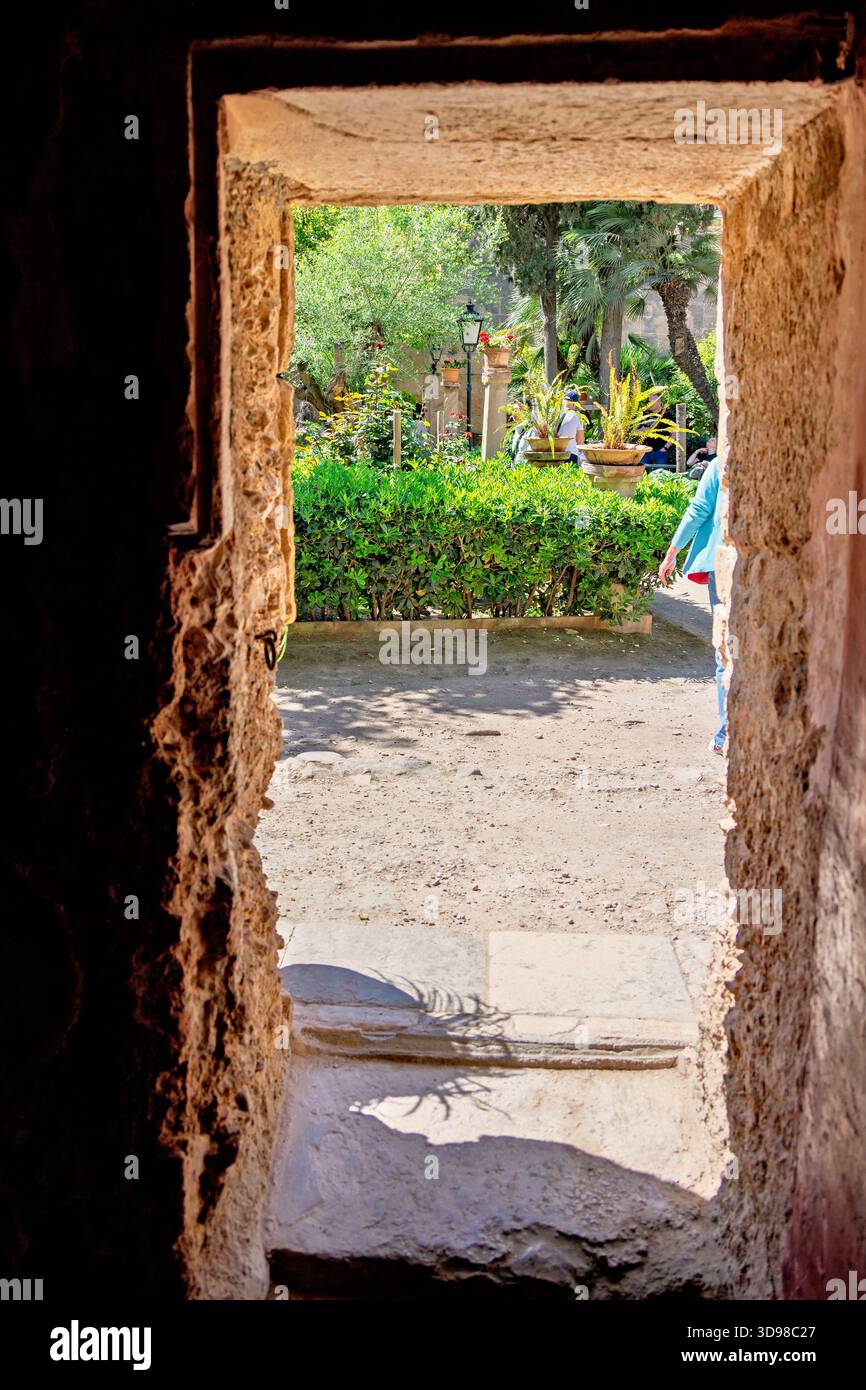 Si apre su un giardino con il sole Foto Stock