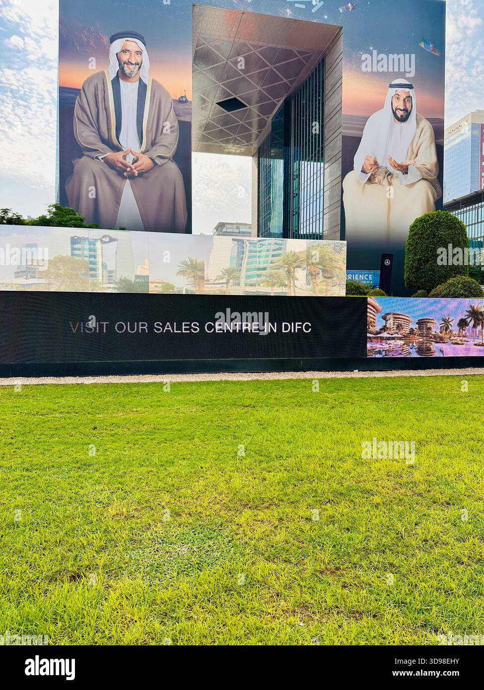 Gate Avenue Building nel centro di Dubai - Immagine stock catturata con smartphone