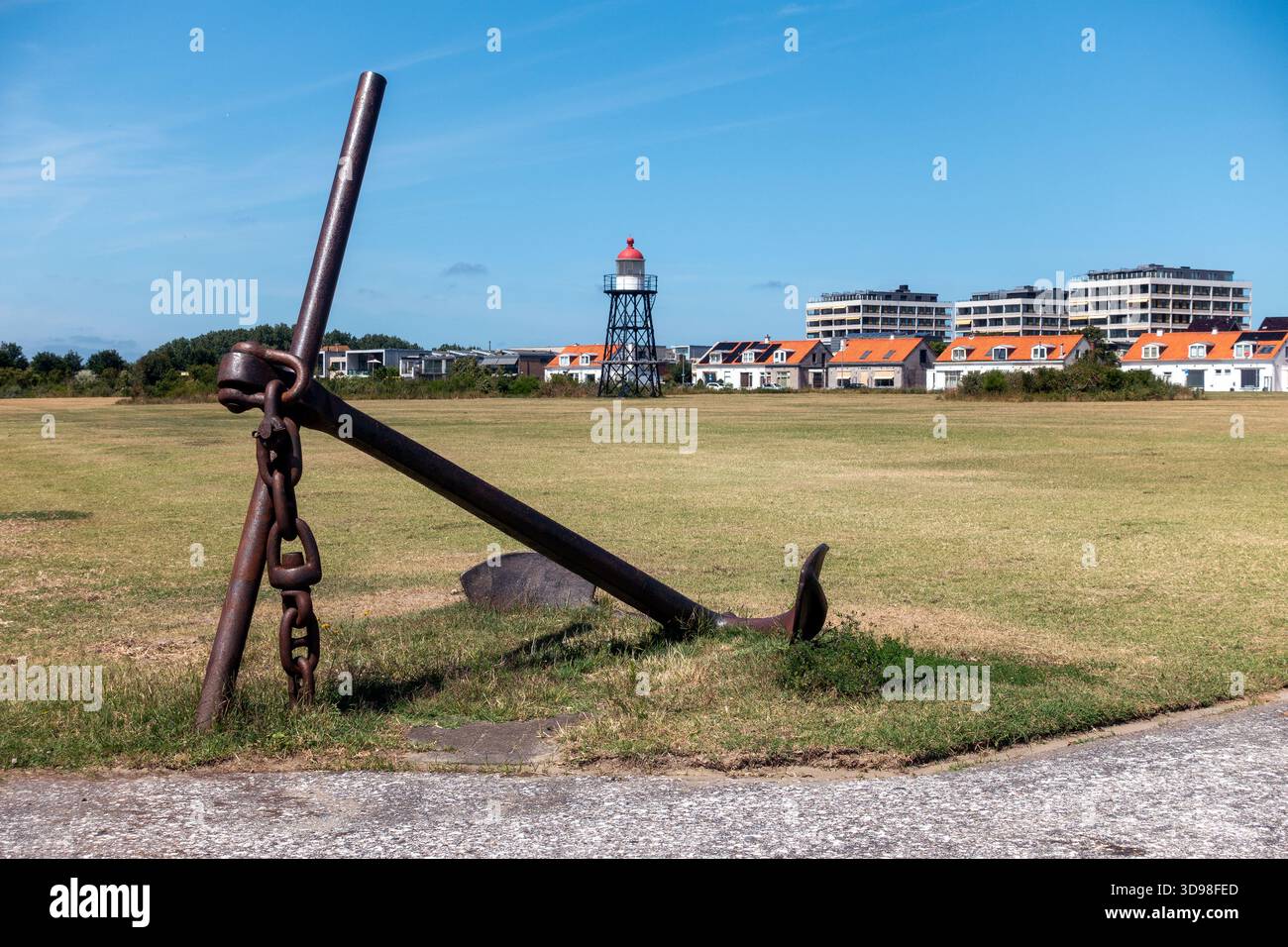 L'ancora della nave con il faro The High Light a Hoek van Holland sullo sfondo Foto Stock