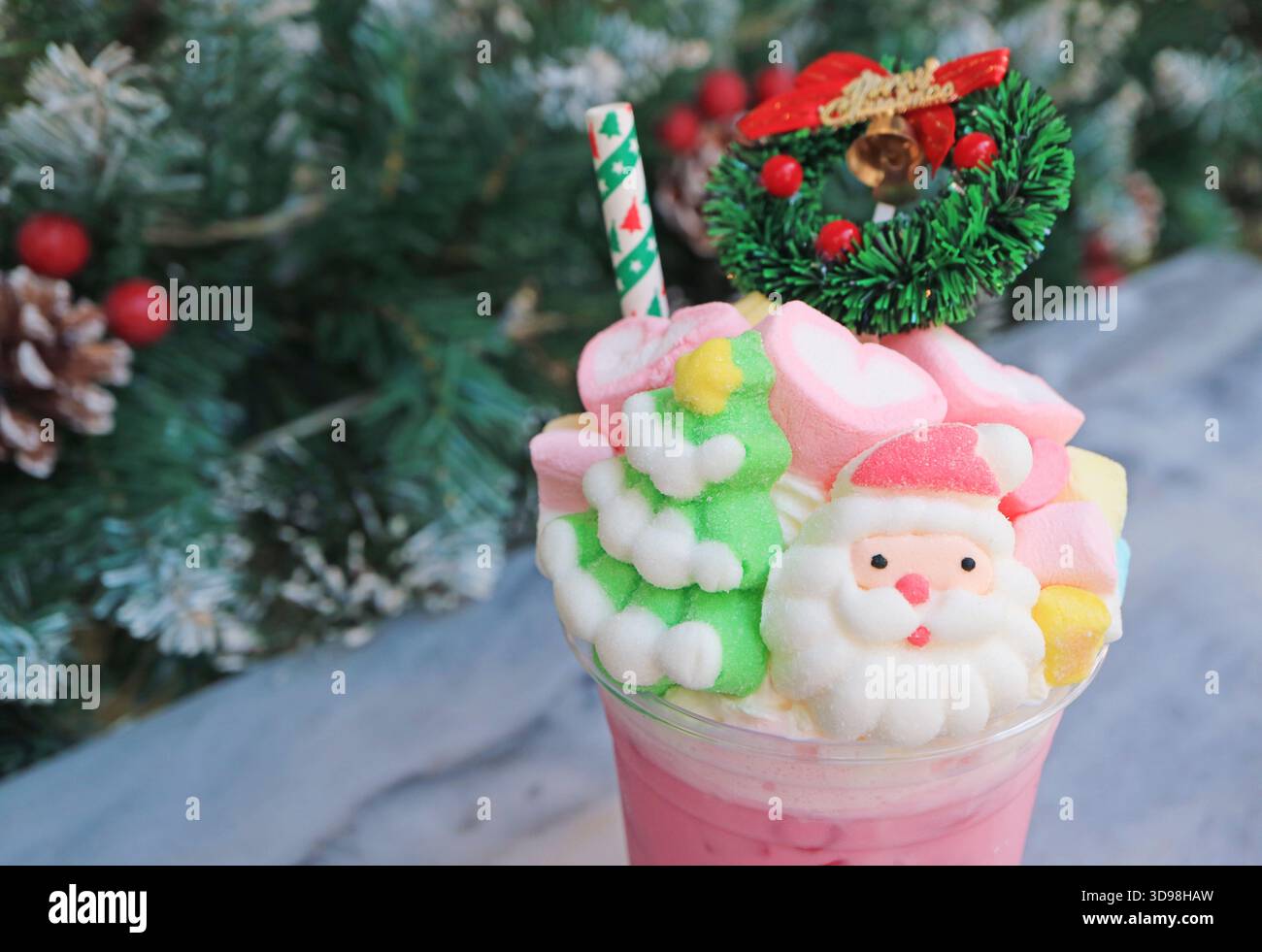 Un mucchio di succulenti caramelle di marshmallow con condimento al Milkshake nel tema natalizio Foto Stock