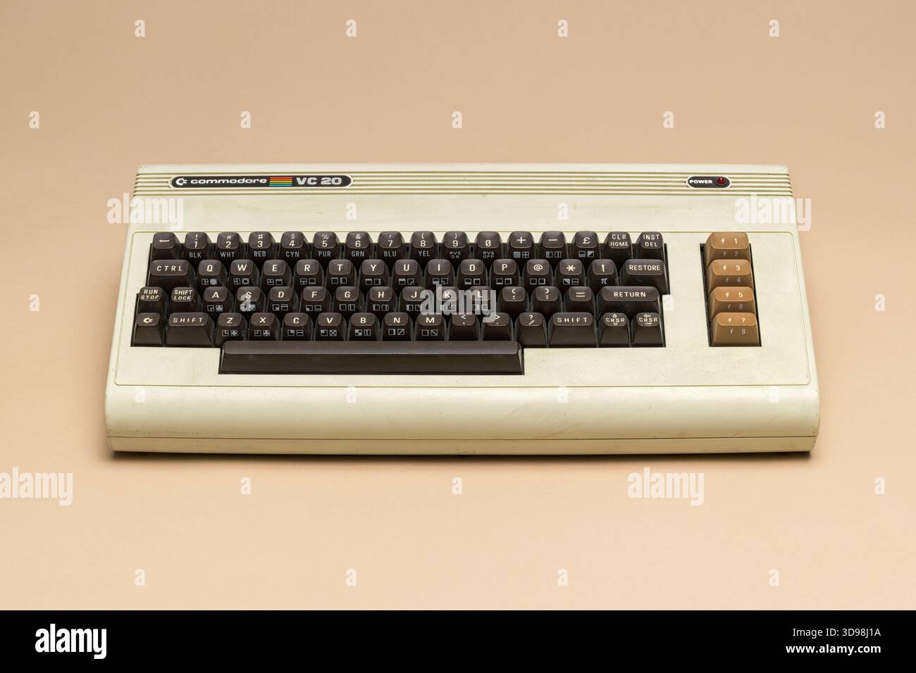 Pavia, Lombardia, Italia - 8 dicembre 2024: Home computer Commodore Vic 20 del 1980, al Museo Ctrl+Alt. Il suo soprannome era “il computer amico”, Foto Stock