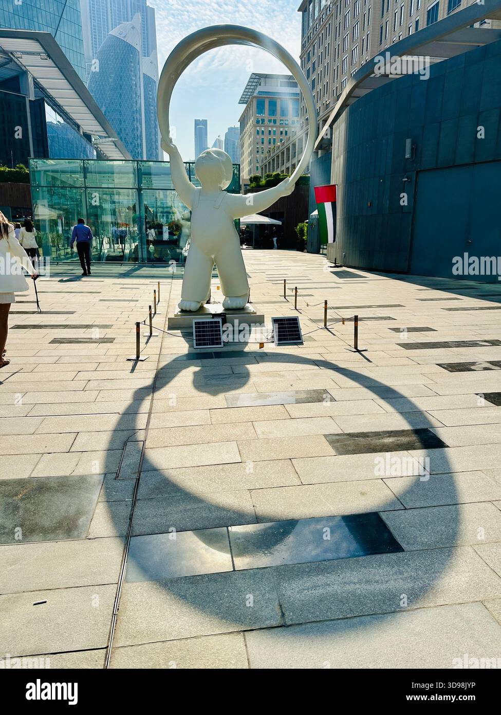 Rainbow baby di Ayla Turan DIFC Sculpture Park Dubai - Immagine stock catturata con smartphone