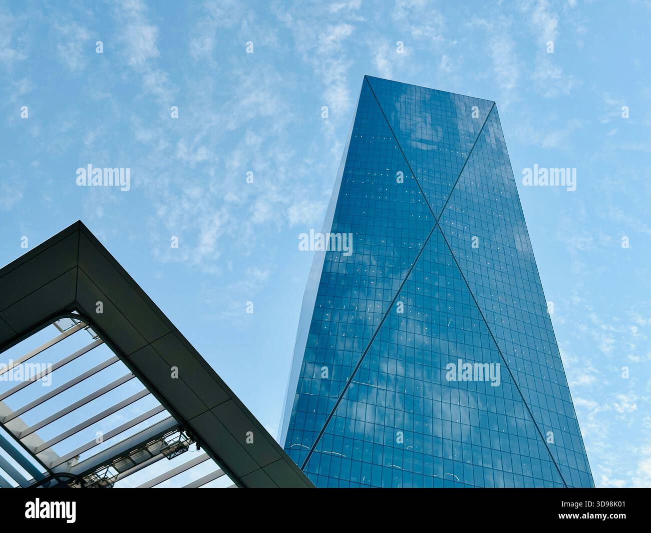 ICD Brookfield Building DIFC - Immagine stock catturata con smartphone