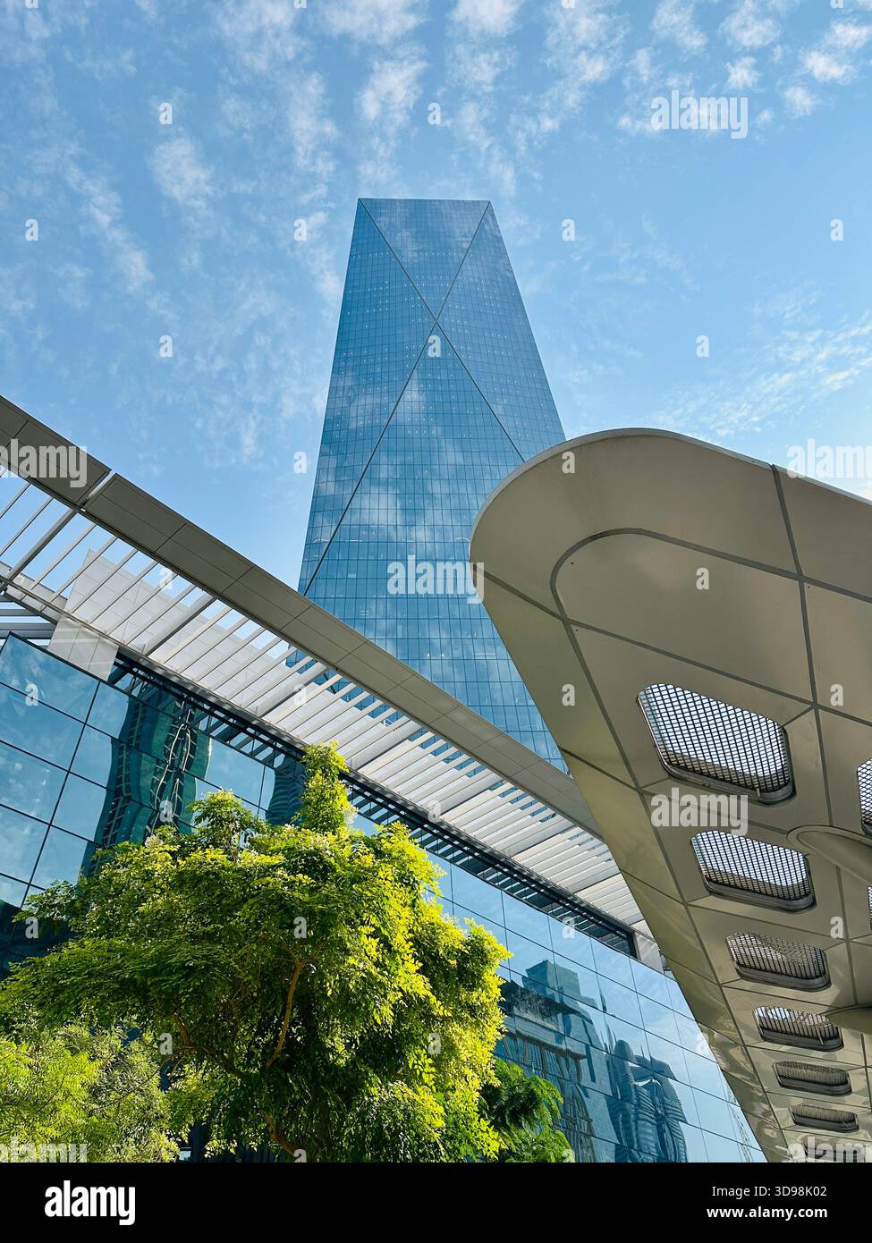 ICD Brookfield Building DIFC - Immagine stock catturata con smartphone