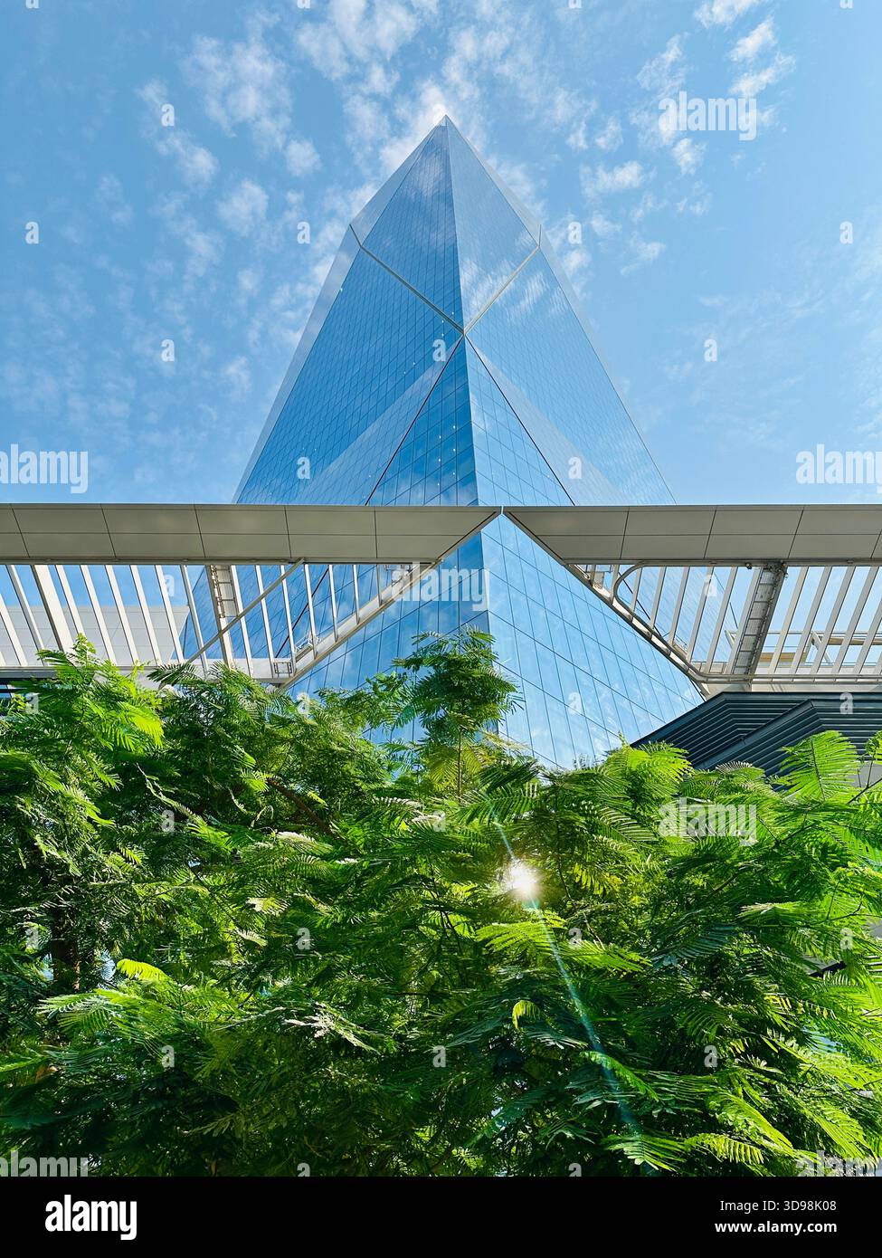 ICD Brookfield Building DIFC - Immagine stock catturata con smartphone