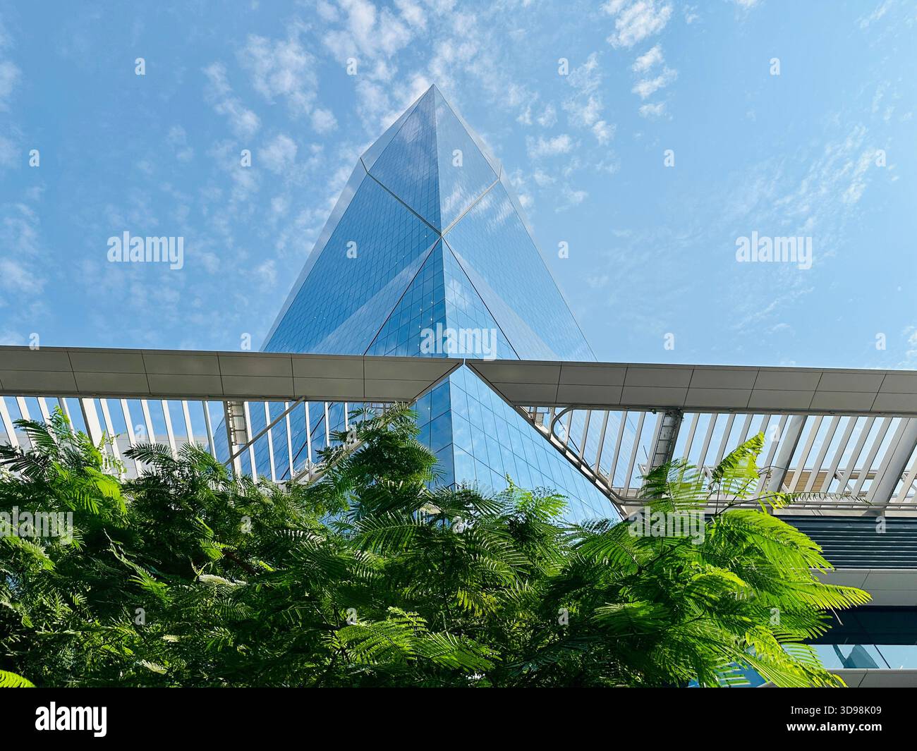 ICD Brookfield Building DIFC - Immagine stock catturata con smartphone