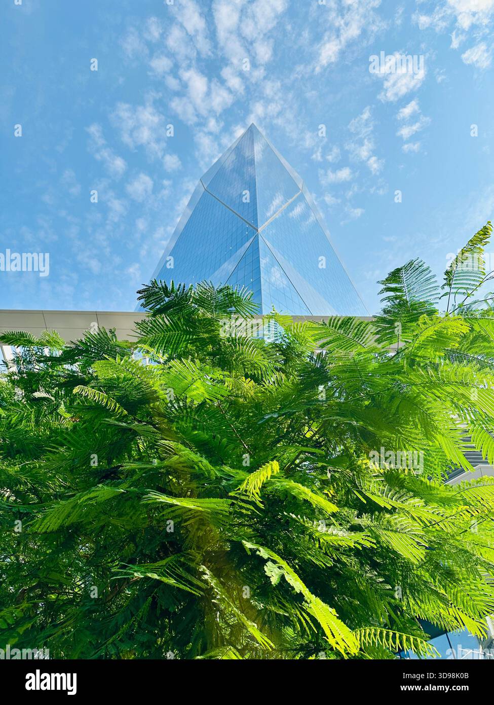 ICD Brookfield Building DIFC - Immagine stock catturata con smartphone