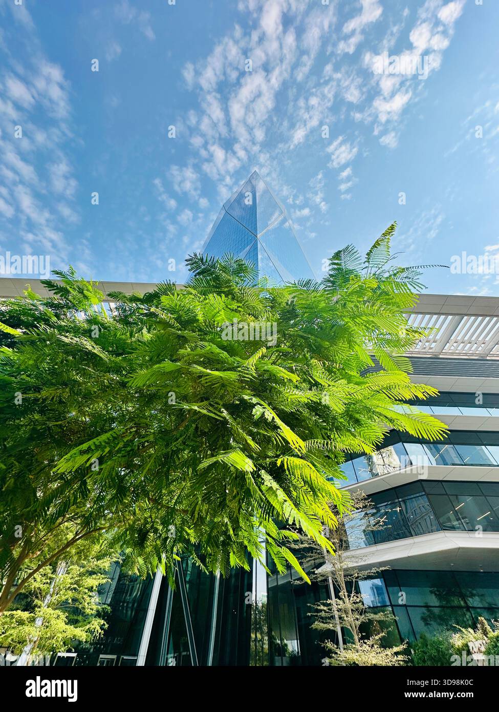 ICD Brookfield Building DIFC - Immagine stock catturata con smartphone