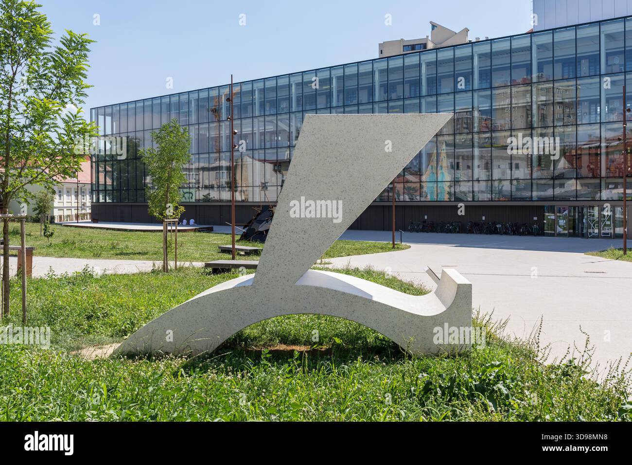 Monumento con la lettera ć dedicata a coloro che sono stati cancellati dal registro dei cittadini sloveni, Lubiana, Slovenia Foto Stock