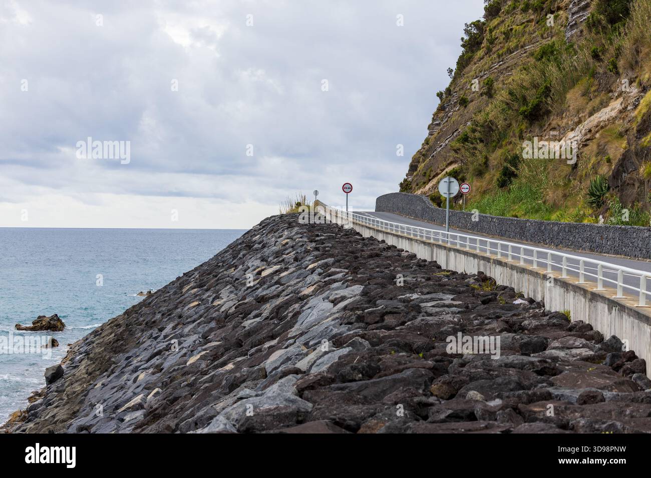 Strada vicino all'oceano ad Agua d'alto, costa sud dell'isola di São Miguel, Azzorre, Portogallo Foto Stock