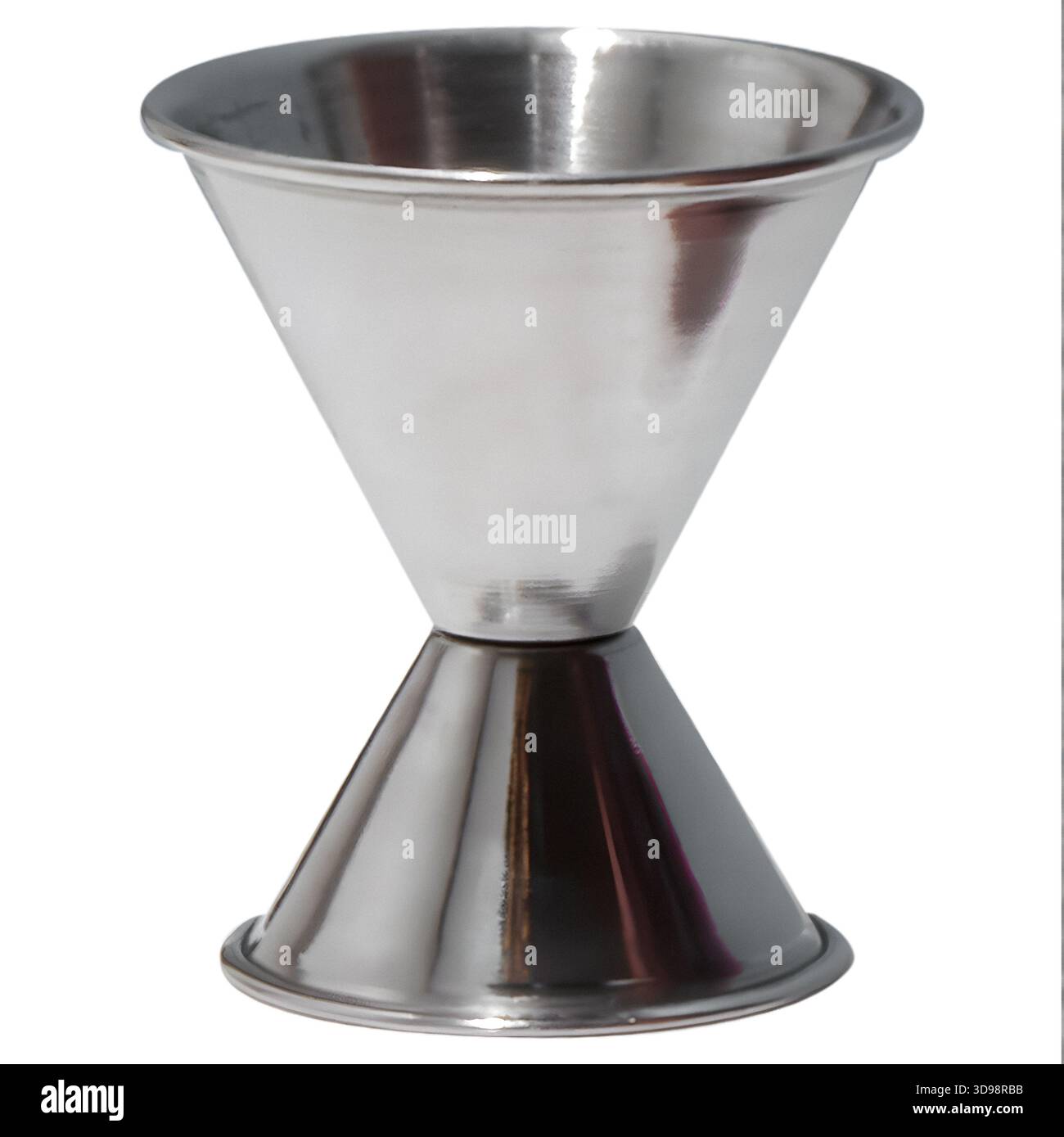 Jigger in acciaio inox a due lati per misurare gli ingredienti in cocktail e altre bevande alcoliche, isolato su sfondo bianco. Foto Stock