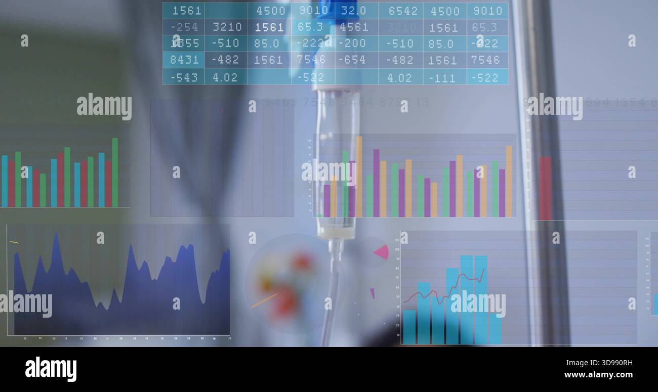 Evidenziazione della camera di gocciolamento IV con tubi nell'alloggiamento dell'ospedale, con camice da laboratorio bianco e sovrapposizioni di dati Foto Stock