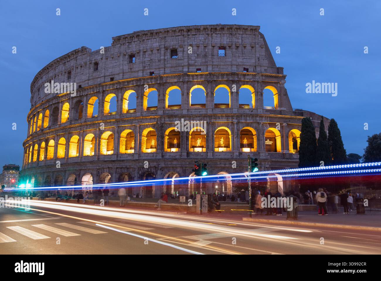 Una lunga esposizione con i sentieri del traffico, del Colosseo di Roma, Italia Foto Stock