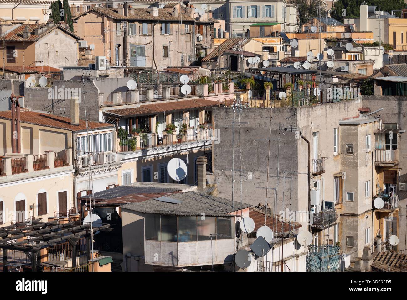 Le parabole satellitari sono sparse sui tetti di Roma, Italia Foto Stock