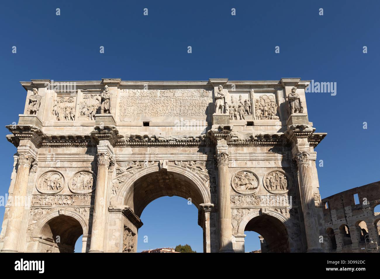 L'arco di Costantino è un arco romano di trionfo dedicato all'imperatore Costantino il grande, situato vicino al Colosseo di Roma Foto Stock