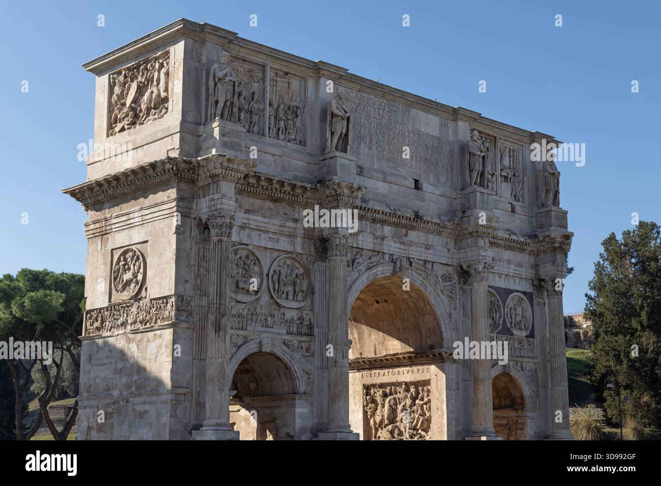 L'arco di Costantino è un arco romano di trionfo dedicato all'imperatore Costantino il grande, situato vicino al Colosseo di Roma Foto Stock