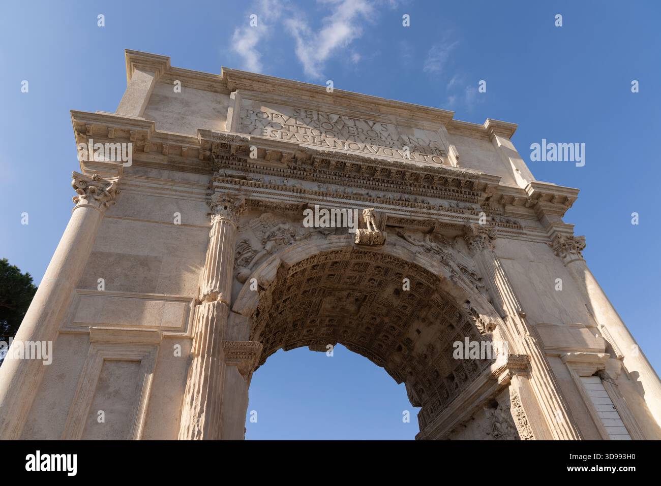 L'Arco di Tito, un antico arco trionfale romano, situato nel foro Romano, Roma, Italia Foto Stock