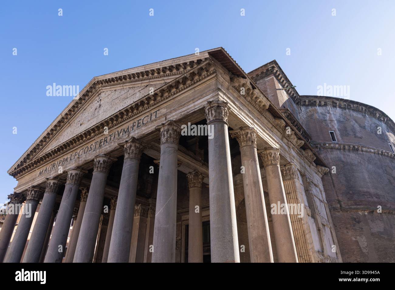 Il portico del Pantheon (oggi noto come Basilica di Santa Maria e dei Martiri), nella città di Roma, Italia Foto Stock