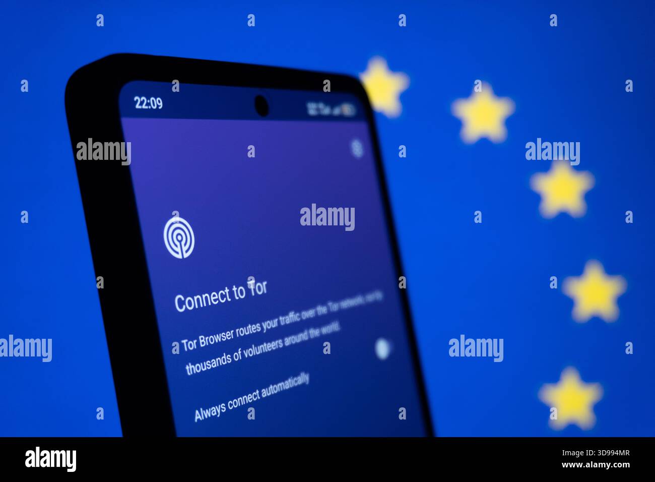 Tor Browser e Orbot VPN Concept con la bandiera dell'Unione europea. Protezione online contro il tracciamento, la sorveglianza e la censura. Anonimato sul Web. Foto Stock