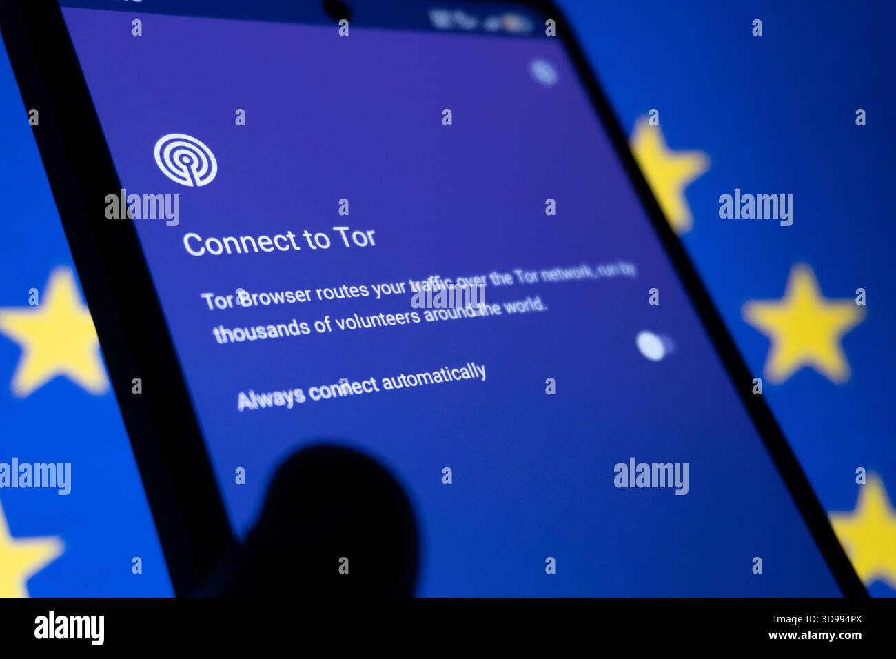 Tor Browser e Orbot VPN Concept con la bandiera dell'Unione europea. Protezione online contro il tracciamento, la sorveglianza e la censura. Anonimato sul Web. Foto Stock