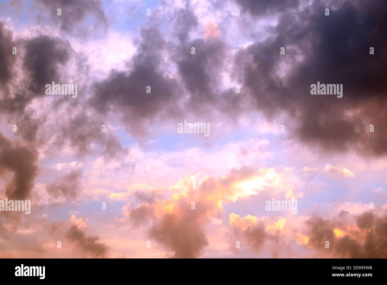 Cielo nuvoloso colorato al tramonto. Colore sfumato. Cielo viola con nuvole Foto Stock