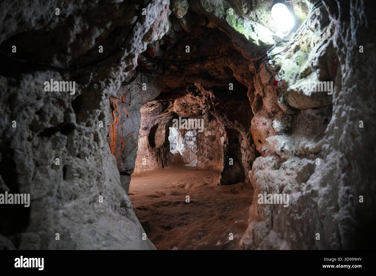 NEVSEHIR, TURKIYE - 09 AGOSTO 2025: Città sotterranea di Derinkuyu nella città di Derinkuyu Foto Stock