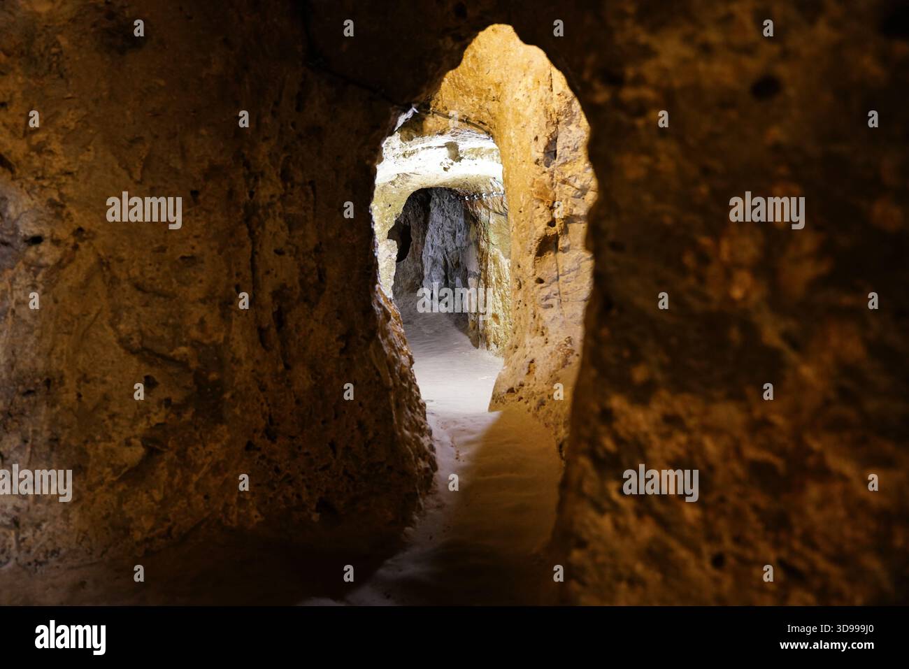 NEVSEHIR, TURKIYE - 09 AGOSTO 2025: Città sotterranea di Derinkuyu nella città di Derinkuyu Foto Stock
