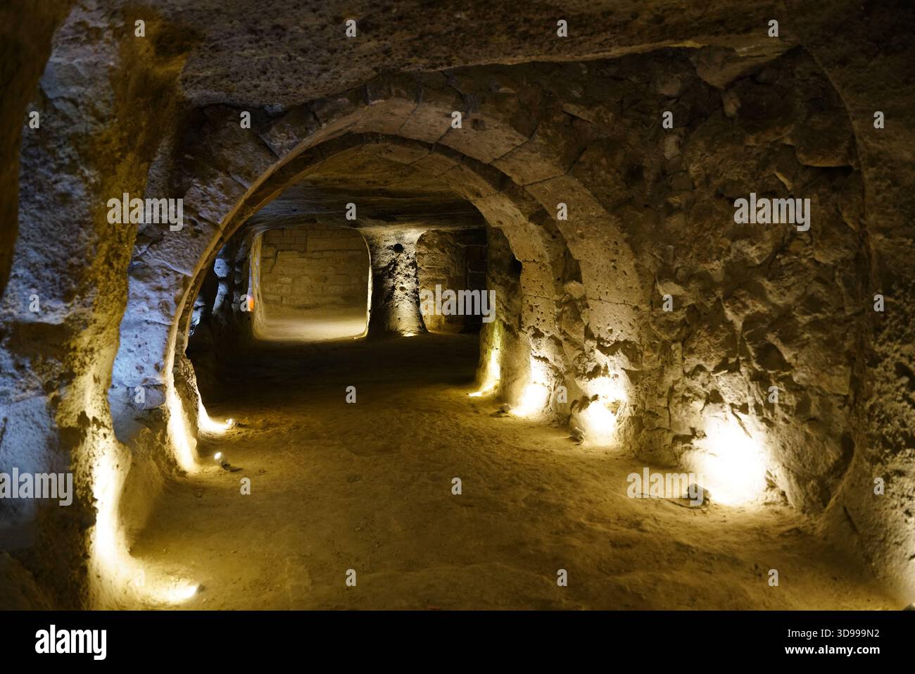 NEVSEHIR, TURKIYE - 10 AGOSTO 2025: Città sotterranea sotto il castello di Nevsehir Foto Stock