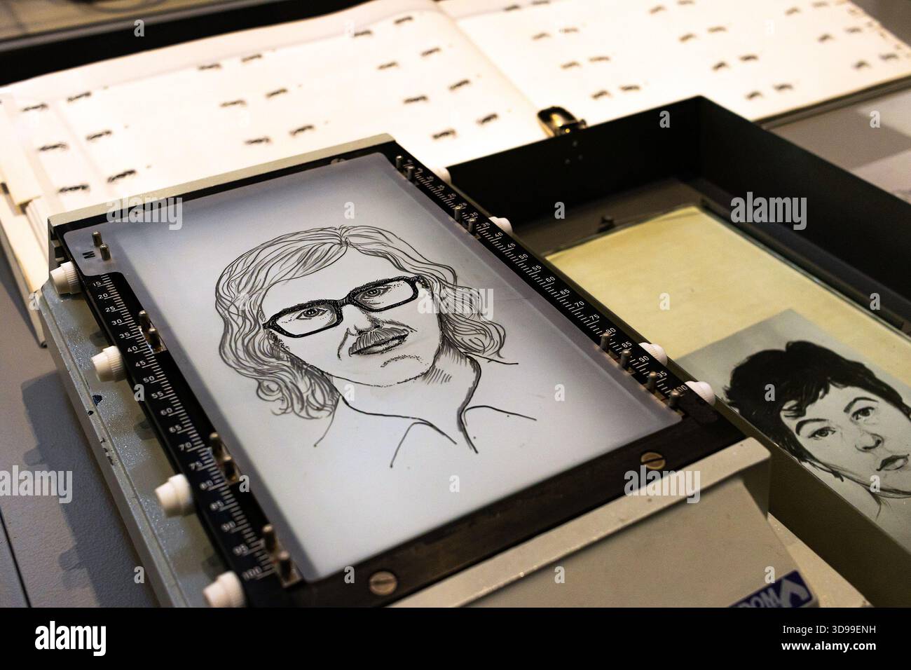 Identikit con trasparenze intercambiabili dei tratti facciali per la creazione di ritratti compositi per l'identificazione da parte della polizia, esposizione museale Foto Stock