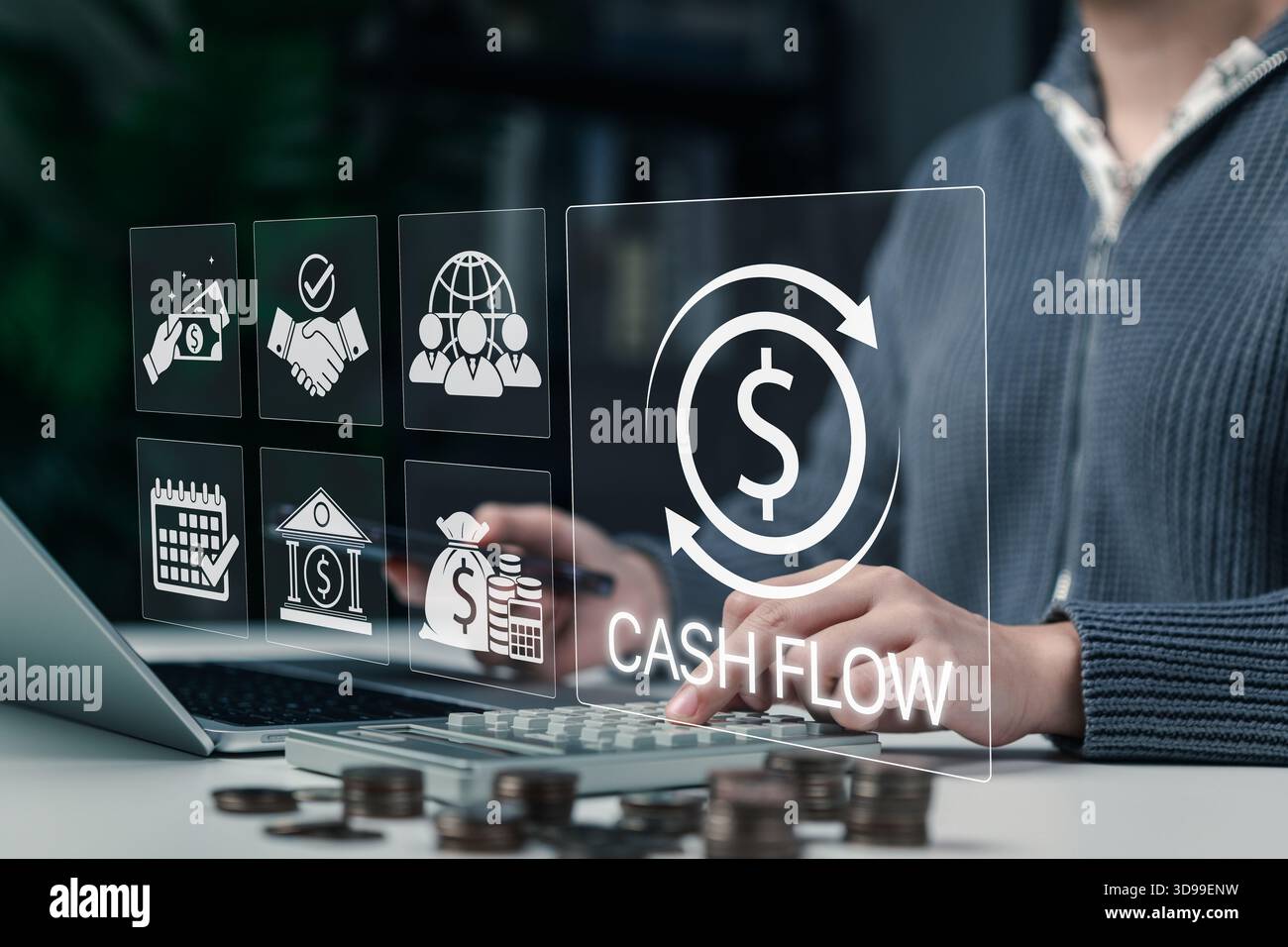 Gestione del flusso di cassa e concetto di analisi finanziaria. Uomo d'affari che lavora su un notebook con icona finanziaria che rappresenta flusso di cassa, banche, investimenti, Foto Stock