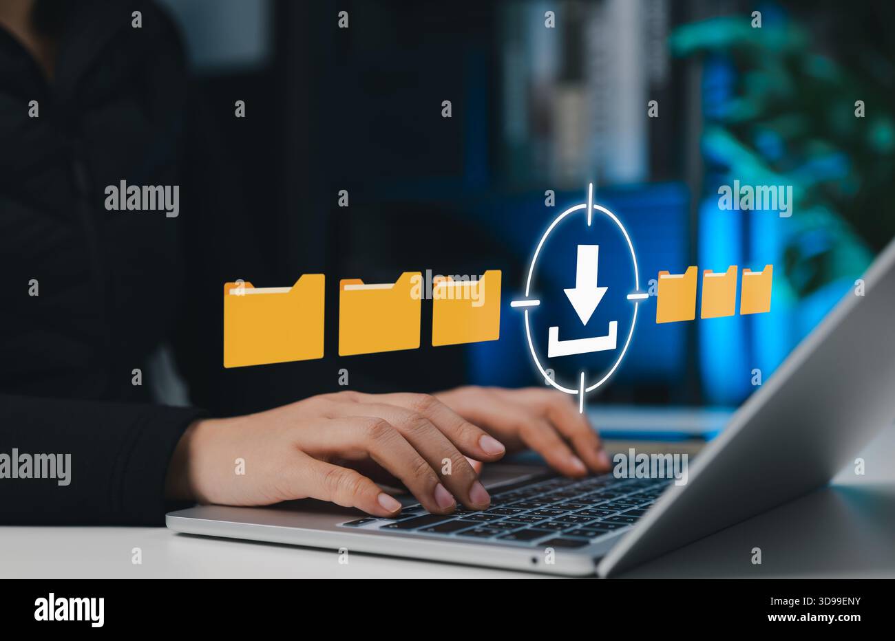 Concetto di download di file e accesso ai dati, che mostra a una donna che utilizza un laptop con icone di cartelle digitali e simbolo di download, che rappresenta l'archiviazione cloud e i dati Foto Stock