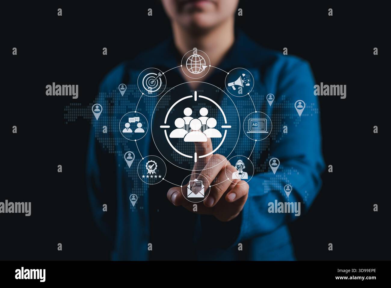 Target e concetto di strategia di marketing digitale. Icone di persone, annunci, posizione, recensioni che simboleggiano la segmentazione, la visibilità, sistema CRM Foto Stock