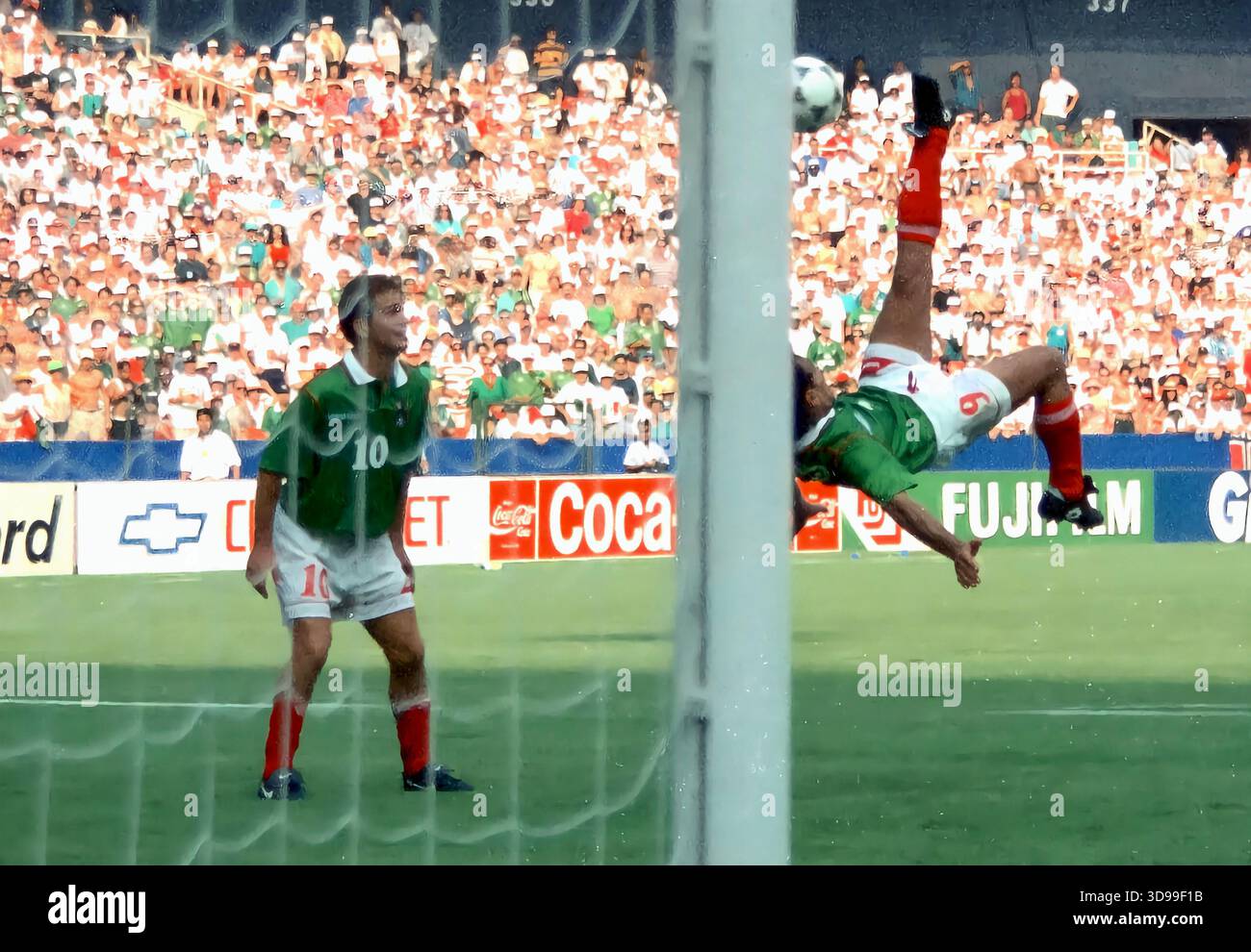 WASHINGTON DC: 19 GIUGNO: Calcio di testa dal Messico Hugo Sanchez (9) durante una partita di Coppa del mondo 1994 tra Messico e Norvegia, il 19 giugno 1994, allo stadio RFK di Washington, DC. foto: Tony Quinn Foto Stock