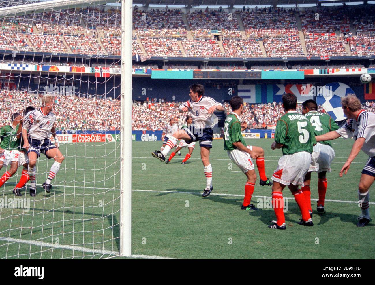 WASHINGTON DC: 19 GIUGNO: Calcio di testa dal Messico Hugo Sanchez (9) durante una partita di Coppa del mondo 1994 tra Messico e Norvegia, il 19 giugno 1994, allo stadio RFK di Washington, DC. foto: Tony Quinn Foto Stock