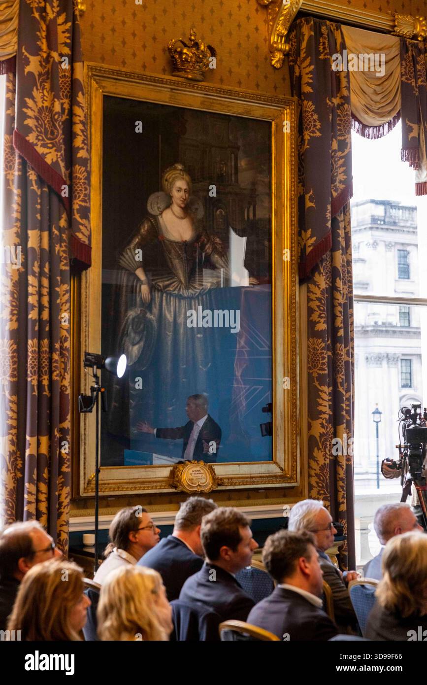 Londra, Regno Unito. 4 dicembre 2025. Il leader delle riforme, Nigel Farage, tiene una conferenza stampa per aggiornare la stampa sulle ultime notizie sulle riforme, inclusa una donazione di 9 milioni di sterline al partito. Crediti: Mark Thomas/Alamy Live News Foto Stock
