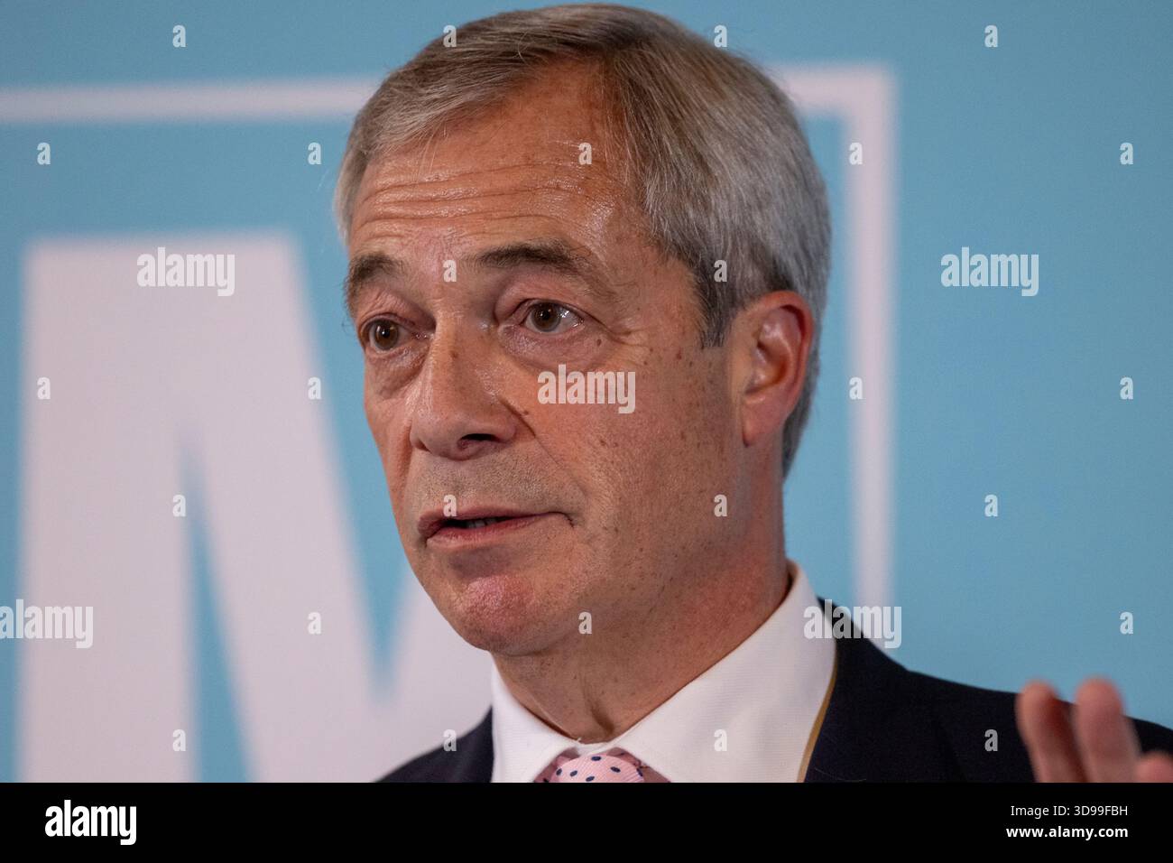Londra, Regno Unito. 4 dicembre 2025. Il leader delle riforme, Nigel Farage, tiene una conferenza stampa per aggiornare la stampa sulle ultime notizie sulle riforme, inclusa una donazione di 9 milioni di sterline al partito. Crediti: Mark Thomas/Alamy Live News Foto Stock