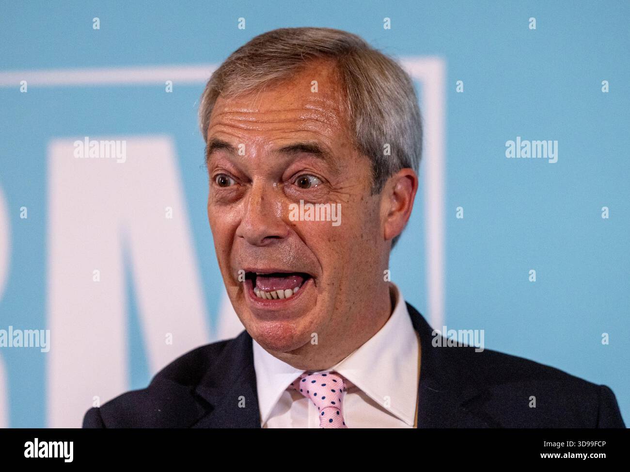Londra, Regno Unito. 4 dicembre 2025. Il leader delle riforme, Nigel Farage, tiene una conferenza stampa per aggiornare la stampa sulle ultime notizie sulle riforme, inclusa una donazione di 9 milioni di sterline al partito. Crediti: Mark Thomas/Alamy Live News Foto Stock