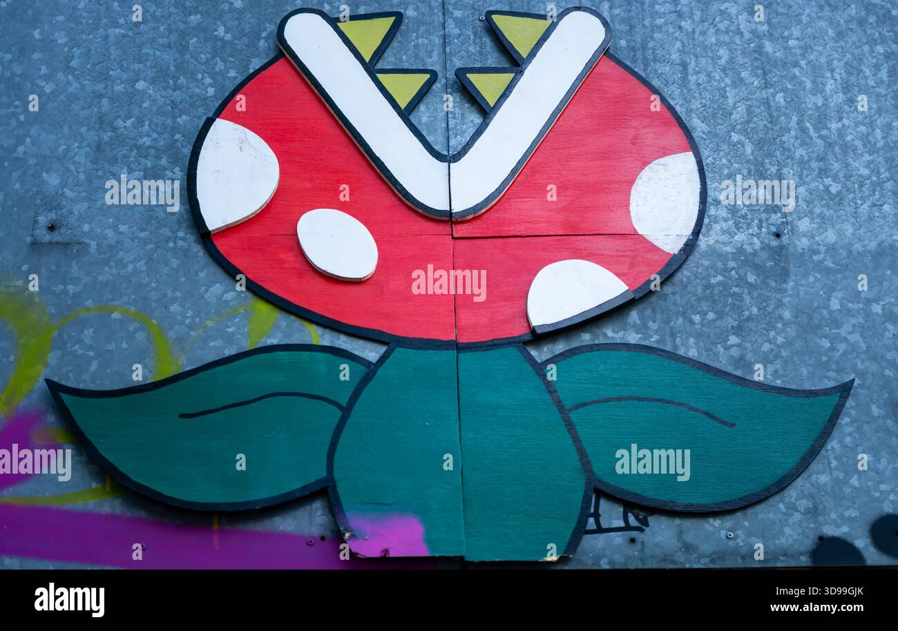 Murale di Street art a Berlino che mostra una pianta carnivora ispirata al motivo "Piranha Plant" della serie di videogiochi Super Mario, uso editoriale Foto Stock