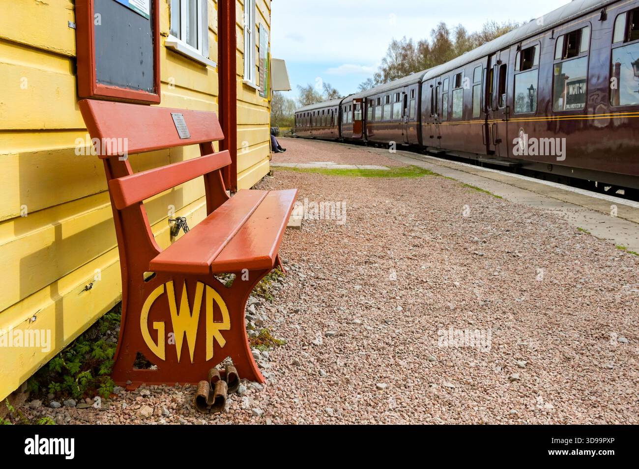 Lydney, Gloucestershire, Inghilterra, Regno Unito - 28 marzo 2025: Simbolo della GWR Great Western Railway su una panchina su una piattaforma della Dean Forest Railway Foto Stock