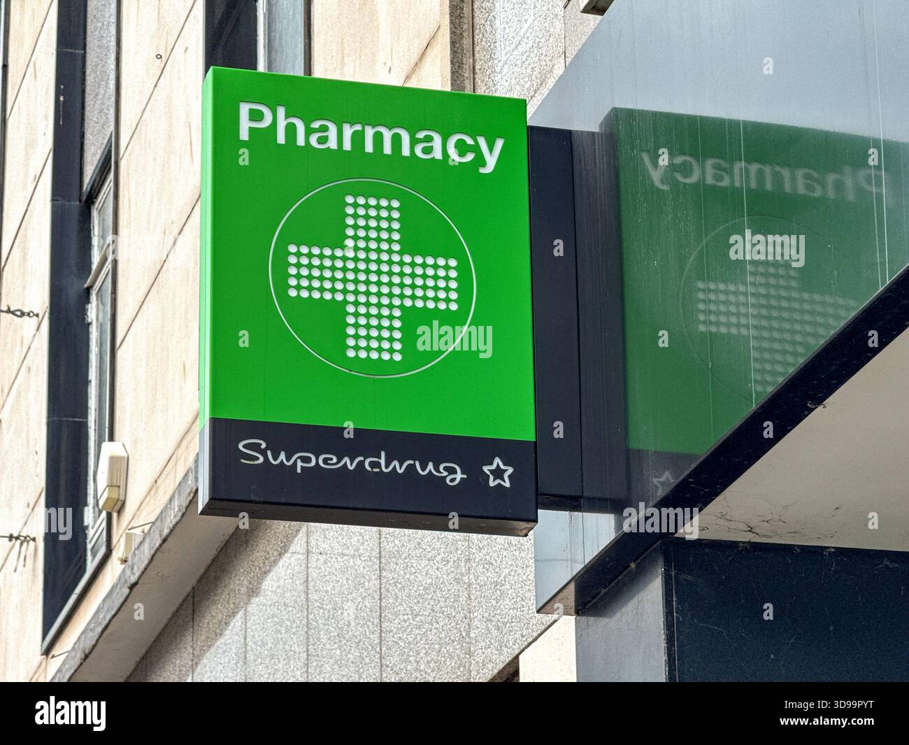 Torquay, Devon, Inghilterra, Regno Unito - 23 aprile 2025: Cartello della farmacia sopra l'ingresso del negozio Superdrug nel centro di Torquay. - Immagine stock catturata con smartphone