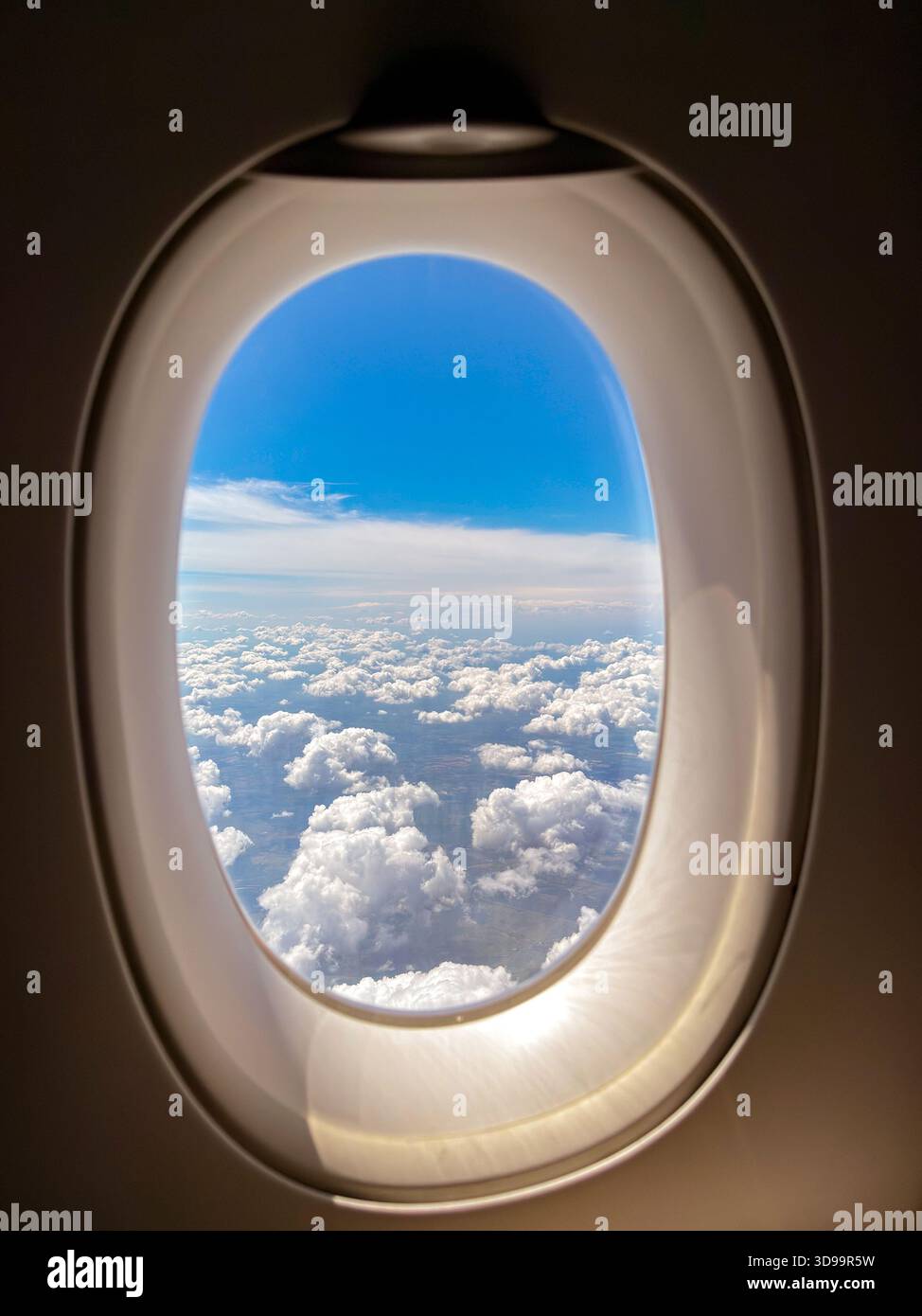 Cloudscape visto dalla finestra di un jet per le vacanze. Niente persone. - Immagine stock catturata con smartphone