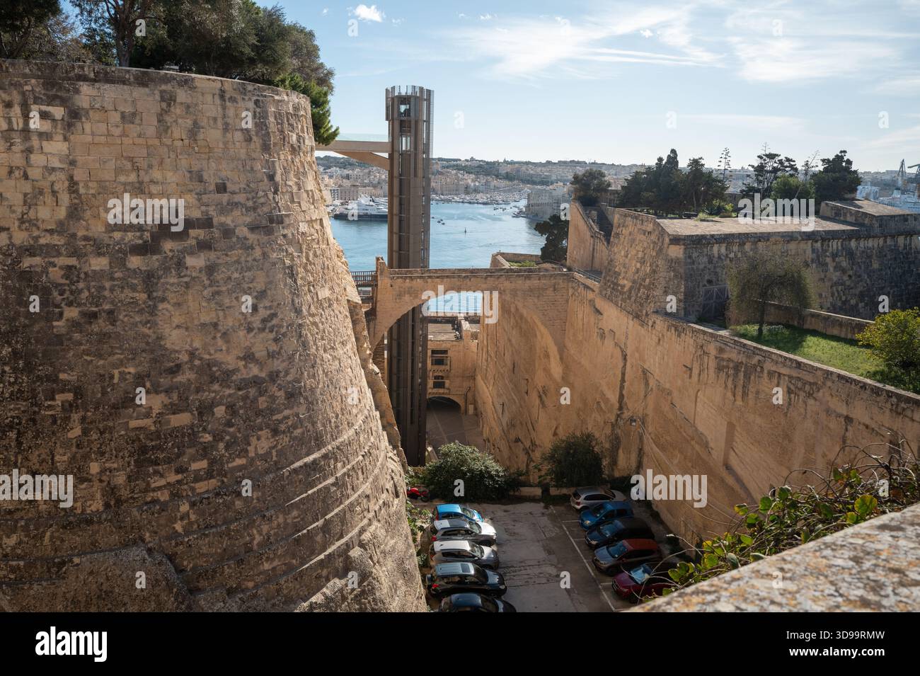 Il Barrakka Lift è un ascensore a la Valletta, Malta, costruito nel 2012, situato all'interno del fosso delle fortificazioni di la Valletta, Malta Foto Stock