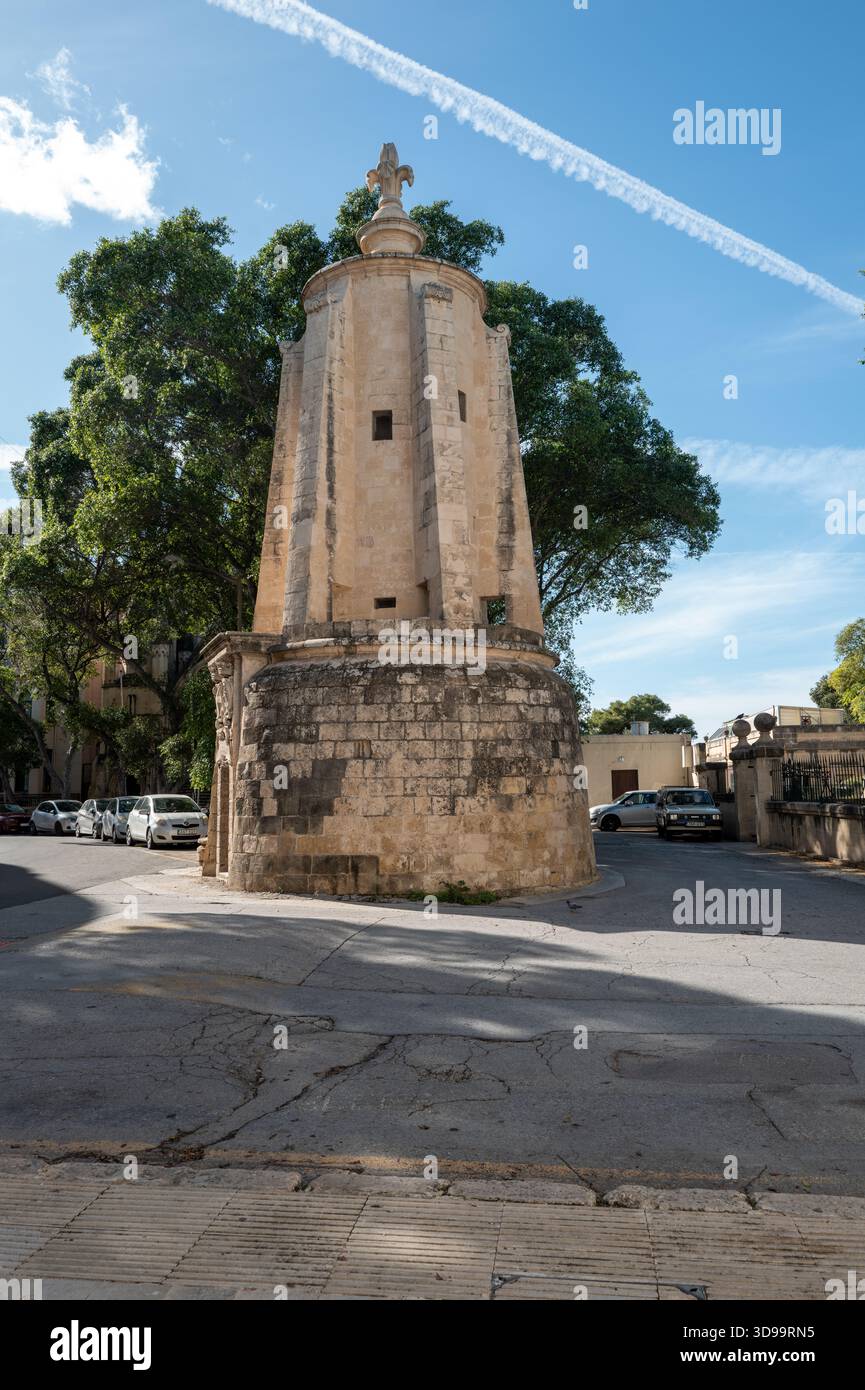 Wignacourt Water Tower, una struttura barocca del XVII secolo nella vicina Floriana Foto Stock