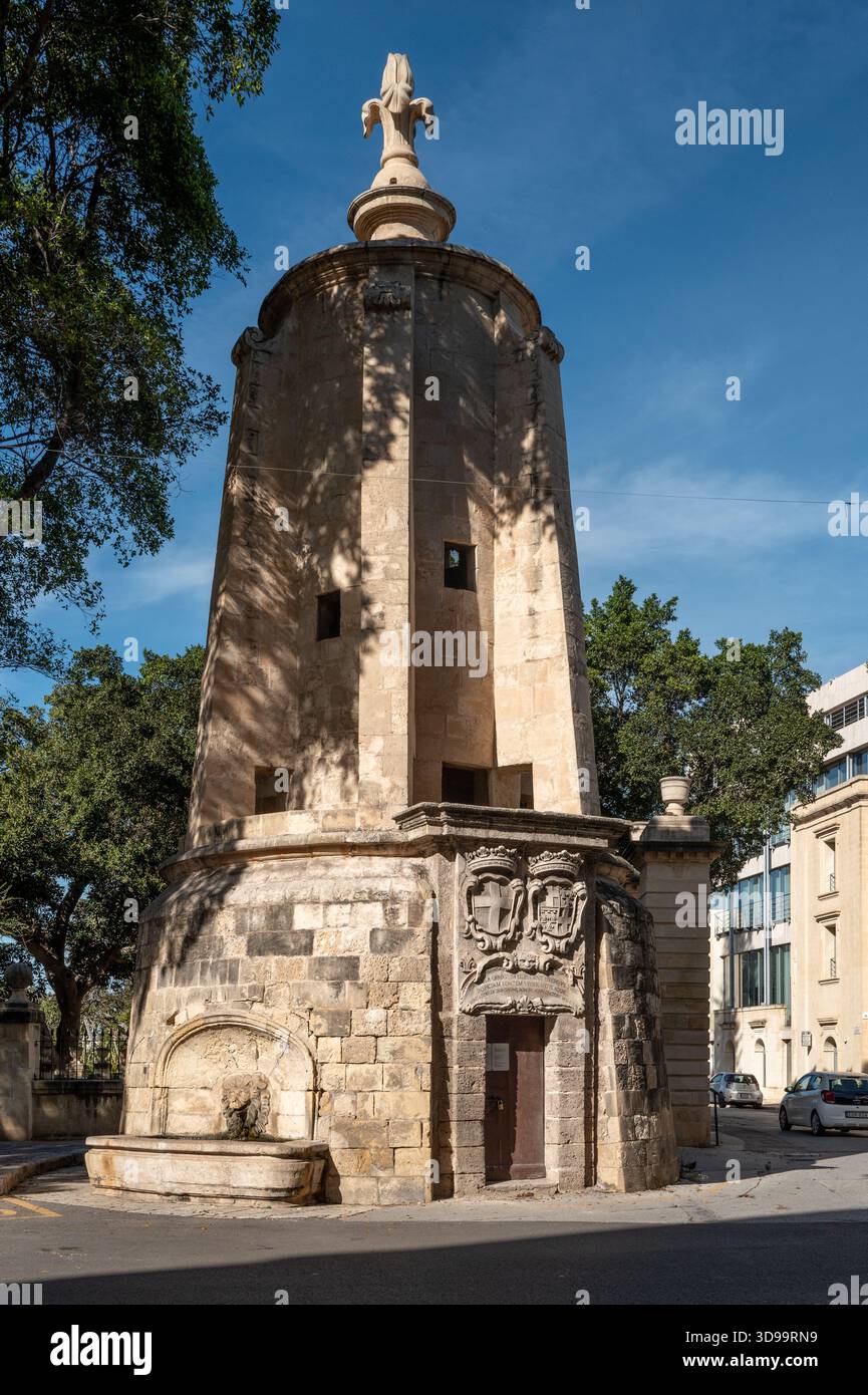 Wignacourt Water Tower, una struttura barocca del XVII secolo nella vicina Floriana Foto Stock