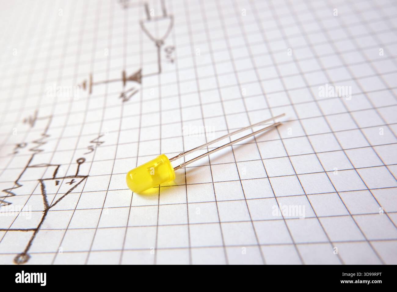 Un LED semiconduttore su uno schema elettrico. Concetto di progetti elettronici o tecnologici digitali. Concentrata sul LED. Foto Stock