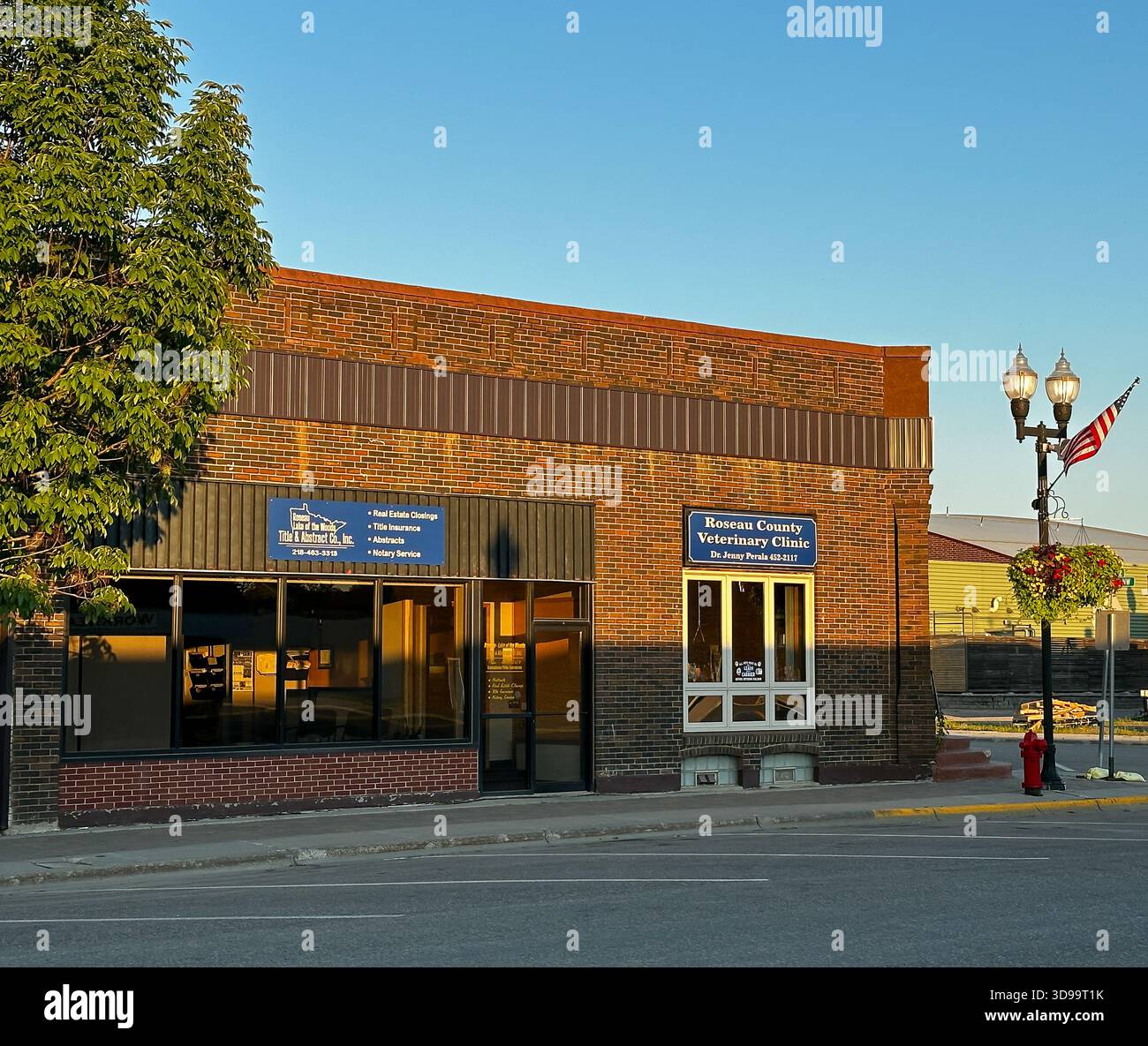 ROSEAU, Minnesota - 21 luglio 2025: Due aziende in un edificio in mattoni sulla Main Street in un'estate nel nord del Minnesota. Foto Stock