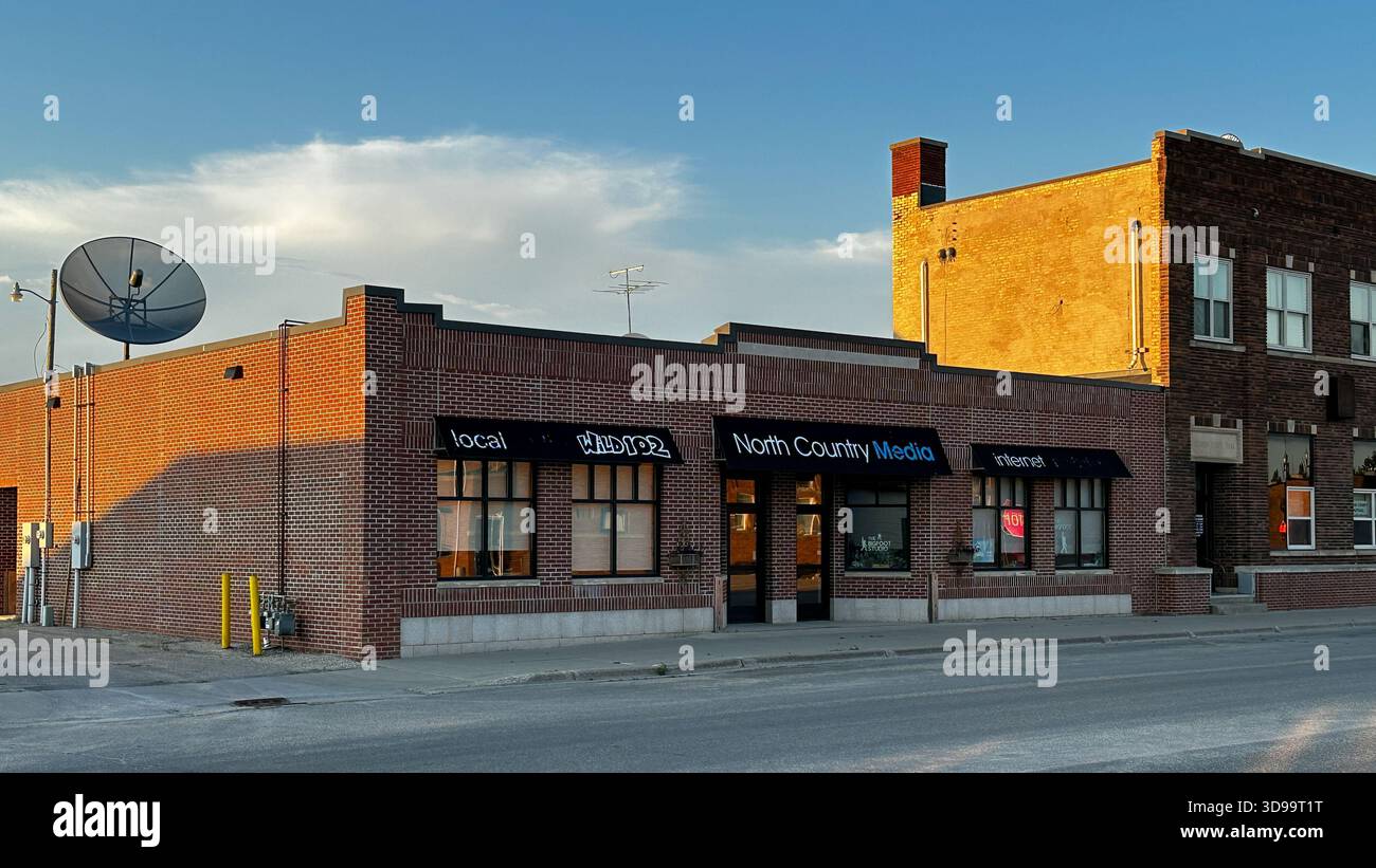 ROSEAU, Minnesota - 21 luglio 2025: Edificio in mattoni con attività di comunicazione è visibile alla luce della sera nella città del Minnesota settentrionale. Foto Stock